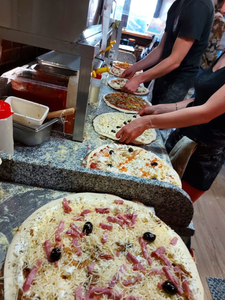 Pizzas en préparation à Di Napoli